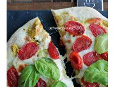 Pizza pesto agrumi, pomodorini caramellati basilico fresco