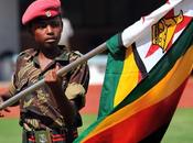Foto giono aprile 2010 festeggiare anni d'indipendenza dello zimbabwe sfilano bambini soldato