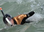 Foto giorno settembre 2010 senza braccia piedi attraversa manica