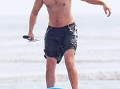 Robert Pattinson mostra pancia sulle spiagge Malibù