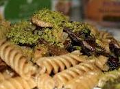 Fusilli integrali champignon, cipolla rossa granella pistacchio aromatizzati balsamico
