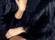 Kate Moss, mistero sotto gonnews, accavalla gambe sensualità provocazione