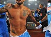 Video Dopo vittoria contro Juventus Lavezzi getta bidone aria sotto settore Napoli