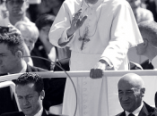 Vergognoso: esercito servizio Papa, quattro gatti aiutare terremotati.