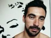 VIDEO- Lavezzi accolto Parigi tifoso napoletano mette collo sciarpa, prima rifiuta poi…