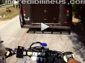 Motociclista schianta contro furgone (video)
