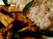 Pollo curry verdura riso thailandese