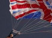 regina Elisabetta paracadute mette