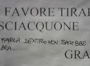 favore tirare sciacquone!