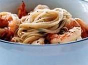 Ricette veloci pesce: pasta gamberi, pinoli olive