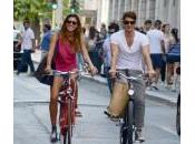 Milano: Belen Rodriguez Stefano Martino girano centro bici
