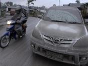 Foto giorno novembre 2010 cenere nell'aria indonesiana causa vulcano merapi