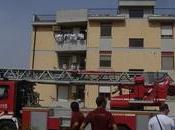 Tenta salvare cane precipita balcone