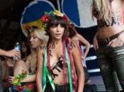 Femen protestano topless Louvre contro stupro compiuto gruppo poliziotti. Jane Alquati farebbe? critica d’arte Donatella Migliore?