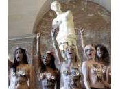 Parigi: attiviste Femen protestano topless Louvre