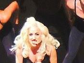 Lady Gaga vomita palco
