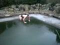 Cosa succede tuffa piscina ghiacciata? Ecco video mostra.