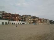 Demolire subito ecomostri sulla spiaggia Lavinio. Guardate roba, confronto Ostia Torvajanica sembrano Saint Tropez