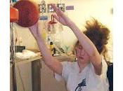 ragazza giocava basket mentre coma