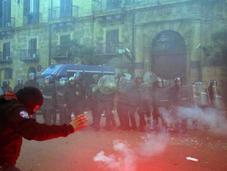 Palermo: manifestazione studentesca alta tensione. Cariche, agenti studenti feriti