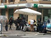Clamoroso Piazza Fiume. bancarella mutande tempo. compare solo durante pausa pranzo tanti impiegati