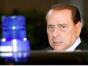 Perché Berlusconi rimane, perché ostina, perché?