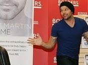 Ricky Martin presenta biografia baciatrice schifato manda