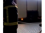 Olanda, cane aiuta vigili fuoco: tira corda denti