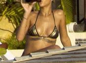 attesa della profezia Maya, Rihanna mostra bikini alle Barbados