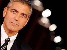 George Clooney lifting testicoli