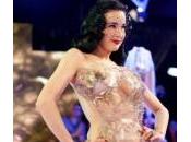 Dita Teese “nude look”: l’abito confezioni biscotti