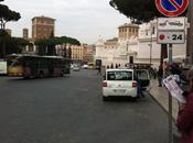 Furgonopoli Piazza Venezia. Grazie Roma Schifo problema risolve. Anzi