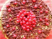 Torta fiocchi d'avena ribes rosso decorazioni cioccolato fondente
