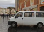 celebre, famosa, fa-mi-ge-ra-ta area pedonale Piazza Spagna Mignanelli). Ormai tutto grande garage abusivo