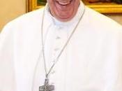 Francesco: Papa moderno, fuori protocollo.