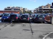 Cioè parcheggio della Metro Magliana manco accedere delle auto quadrupla fila