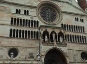 Cattedrale carillon, duomo sfigurato stendardi propagandistici