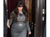 Kardashian vestito attillato….tempestato gioielli