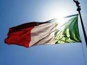 Litigano calci, pugni randellate bandiera tricolore