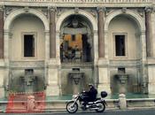 fontana dell'acqua paola piu' illuminata mesi! compenso spuntato simpatico "pollaietto" arancione. l'ennesimo sfregio roma!