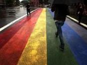 Strisce pedonali arcobaleno contro discriminazioni