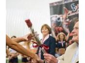 George Bush Senior offre rose alle cheerleader: calzini sono patriottici