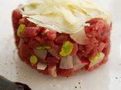 fantastico crudo carne Tartare chianina Raspadura lodigiana, fave rapanelli riduzione vermut rosso miele.