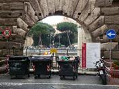 Strepitoso affaccio fori imperiali: ecco come viene valorizzato. senz'altro luogo piu' idoneo piazzarci stupidissimi cassonetti della monnezza.