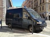 classico intramontabile roma: camionette carabinieri sosta vietata! dovrebbero dare tutti romani buon esempio, eppure...