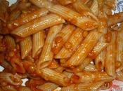 Penne farro sugo piccante cipollotto, pomodoro lenticchie