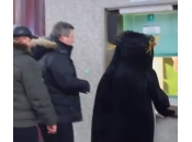 Russia, pinguini “invadono” metropolitana: video