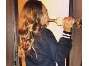 star Twitter: foto Rihanna bottiglia mano