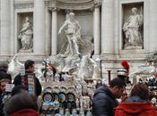 Pataccari autorizzati! l'orrida fiera della chincaglia scena ogni giorno addosso alla fontana trevi! "c'hanno l'autorizzazzzione!"