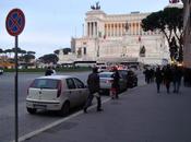 Dice: divieto sosta fermata, c'e' pure cartello... sticazzi!". cronache ordinaria anarchia piazza venezia